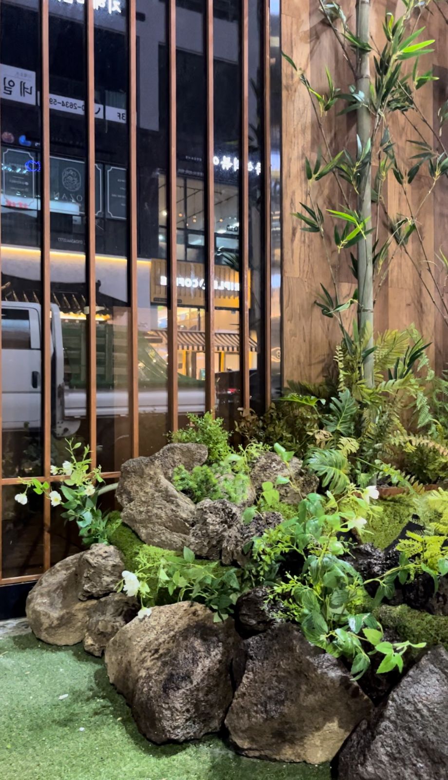 Izakaya Siseon Geomdan storefront bamboo planting