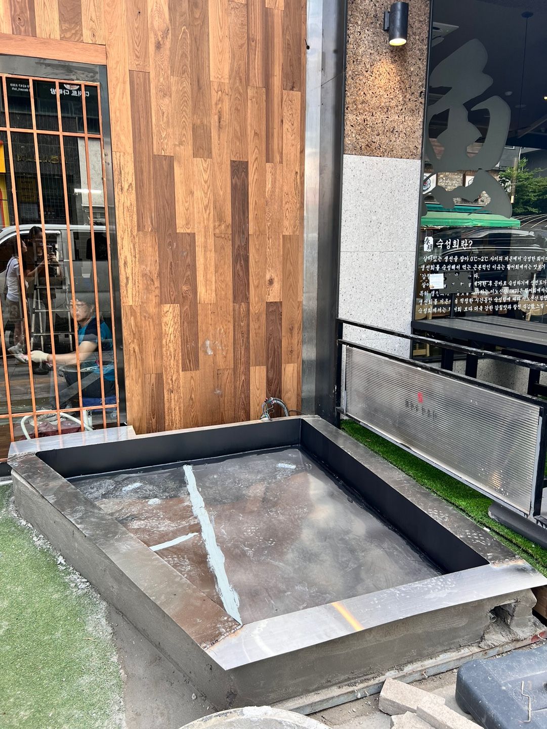 Izakaya Siseon Geomdan storefront bamboo planting