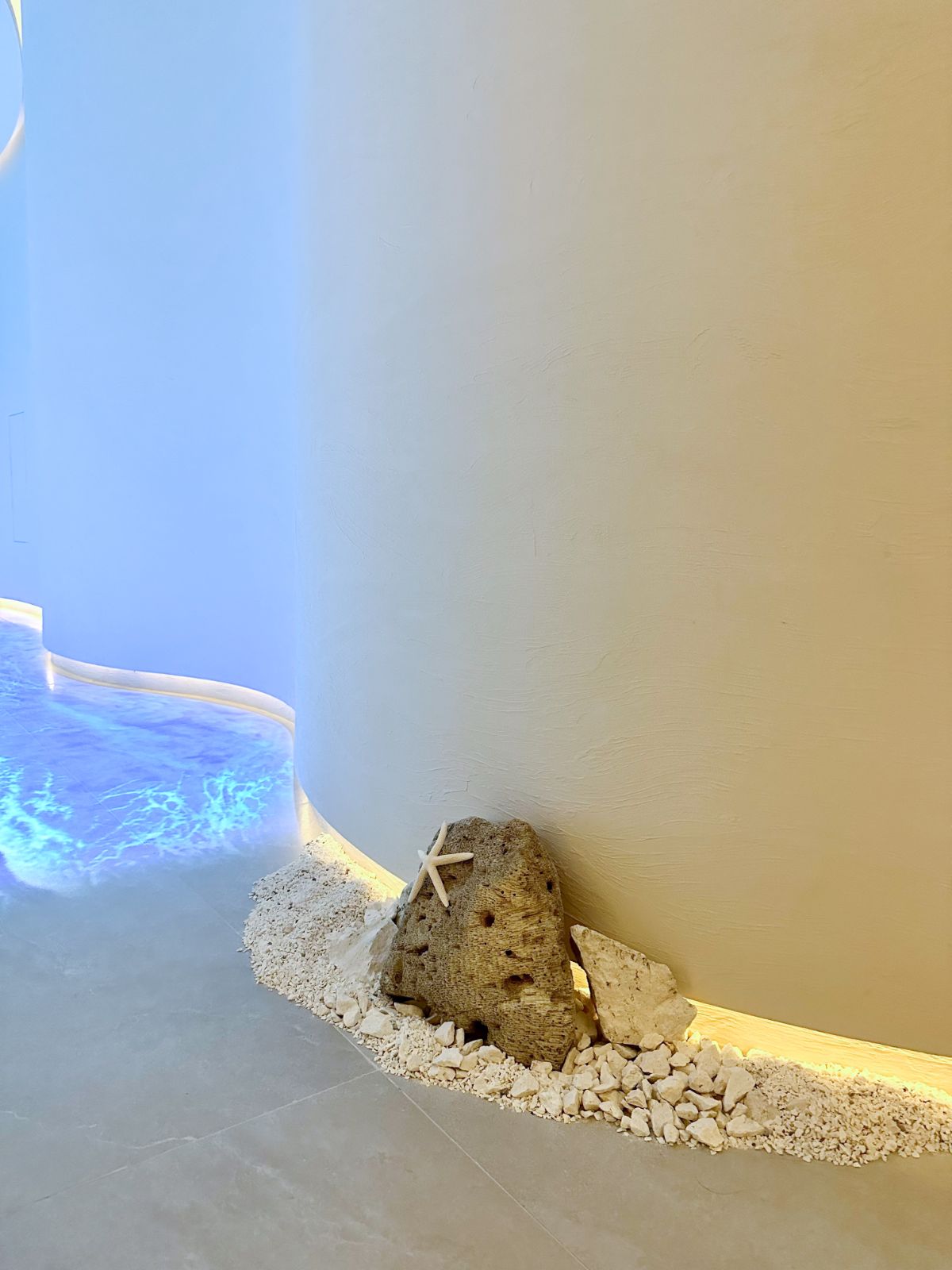 Plot development showroom with stone and fern planting
