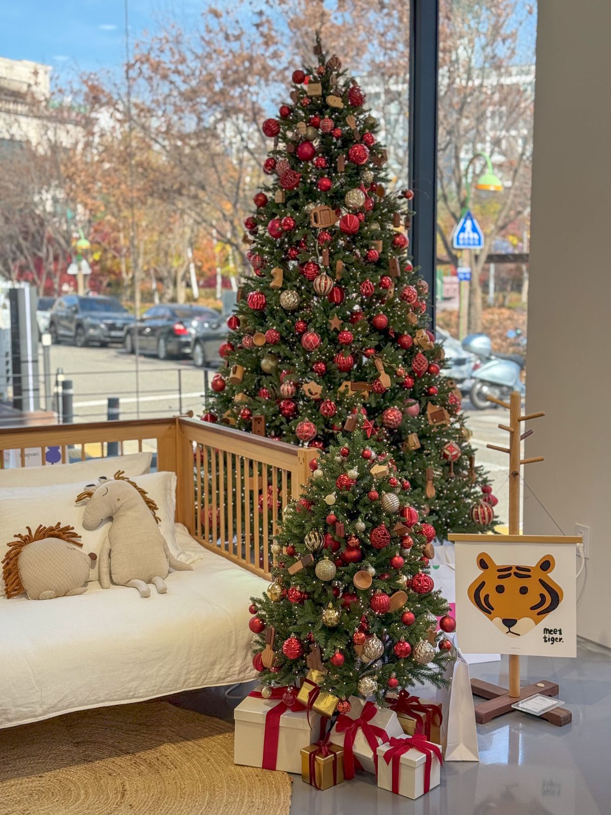 Soopsori showroom Christmas tree planting