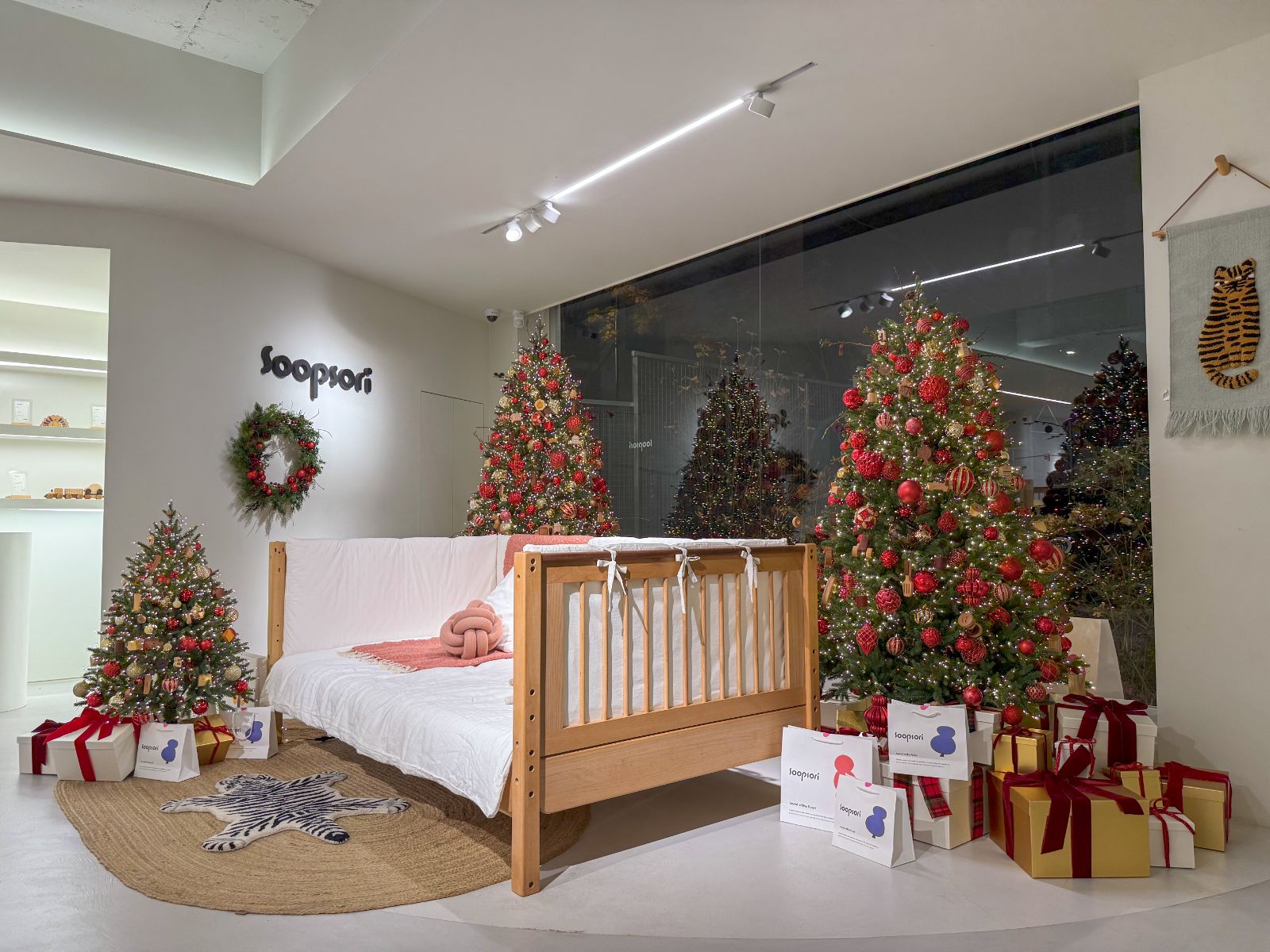 Soopsori showroom Christmas tree planting