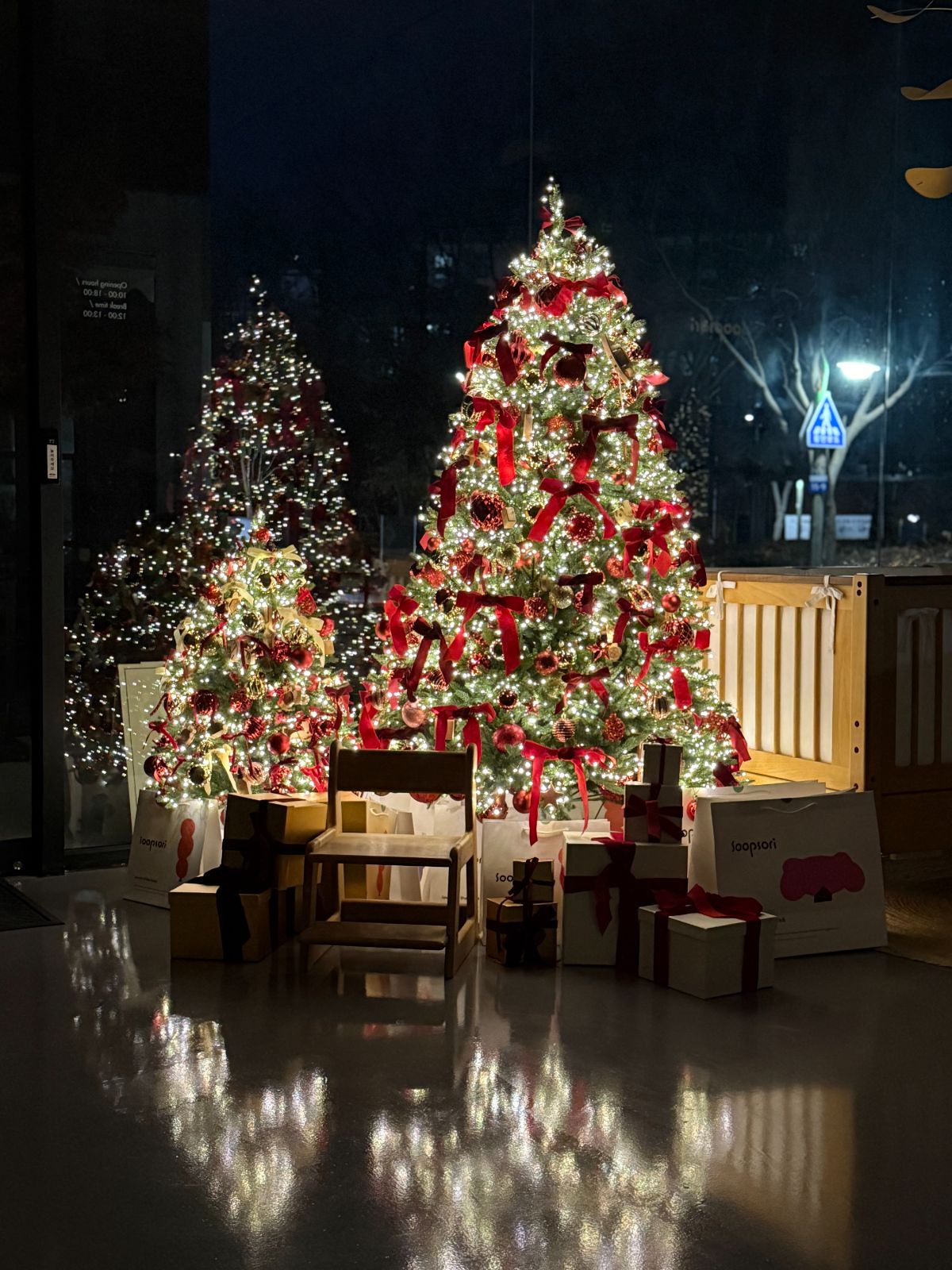 Soopsori 2025 showroom Christmas tree planting