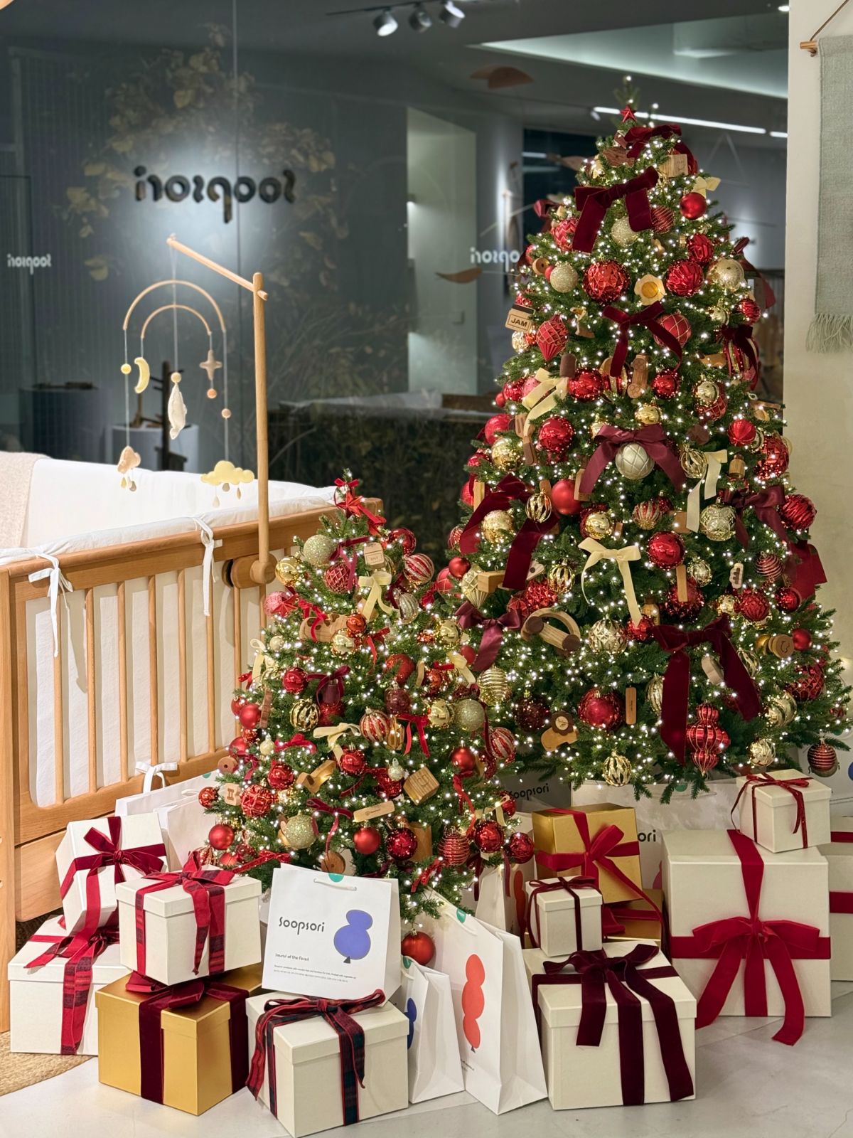 Soopsori 2025 showroom Christmas tree planting