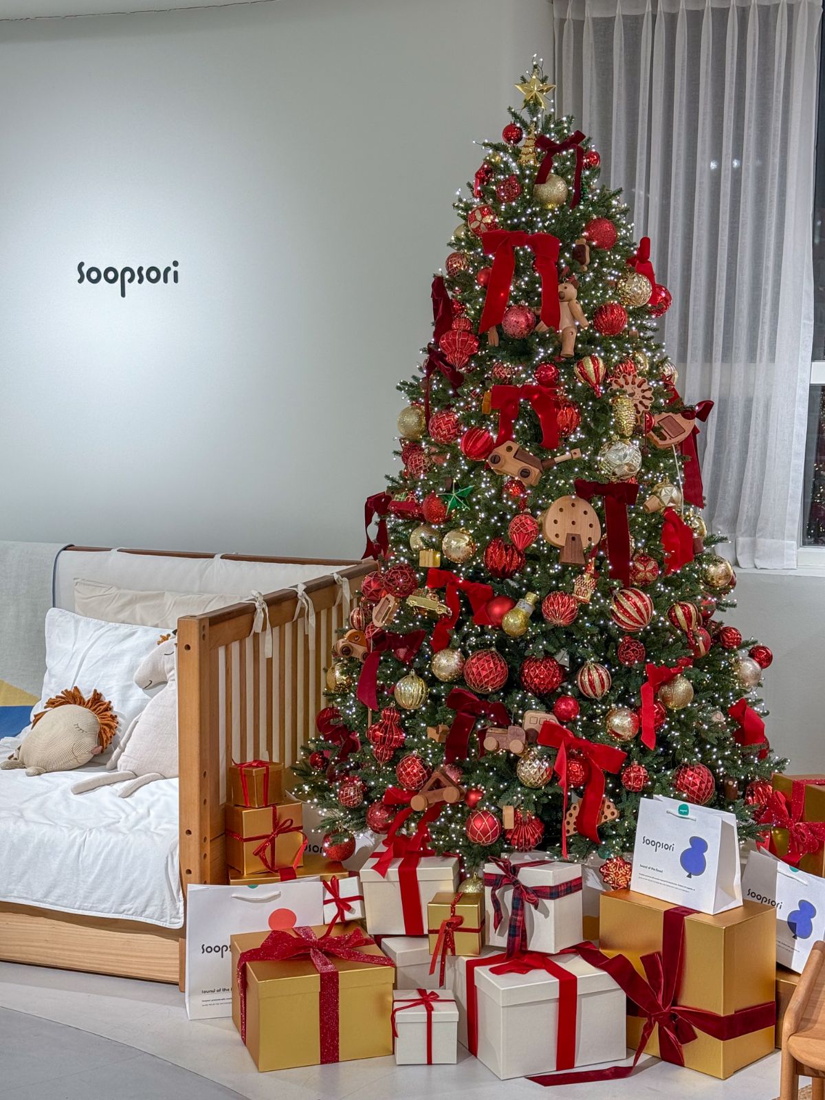 Soopsori 2025 showroom Christmas tree planting