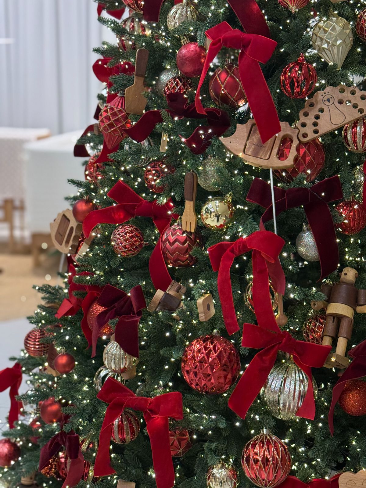 Soopsori 2025 showroom Christmas tree planting