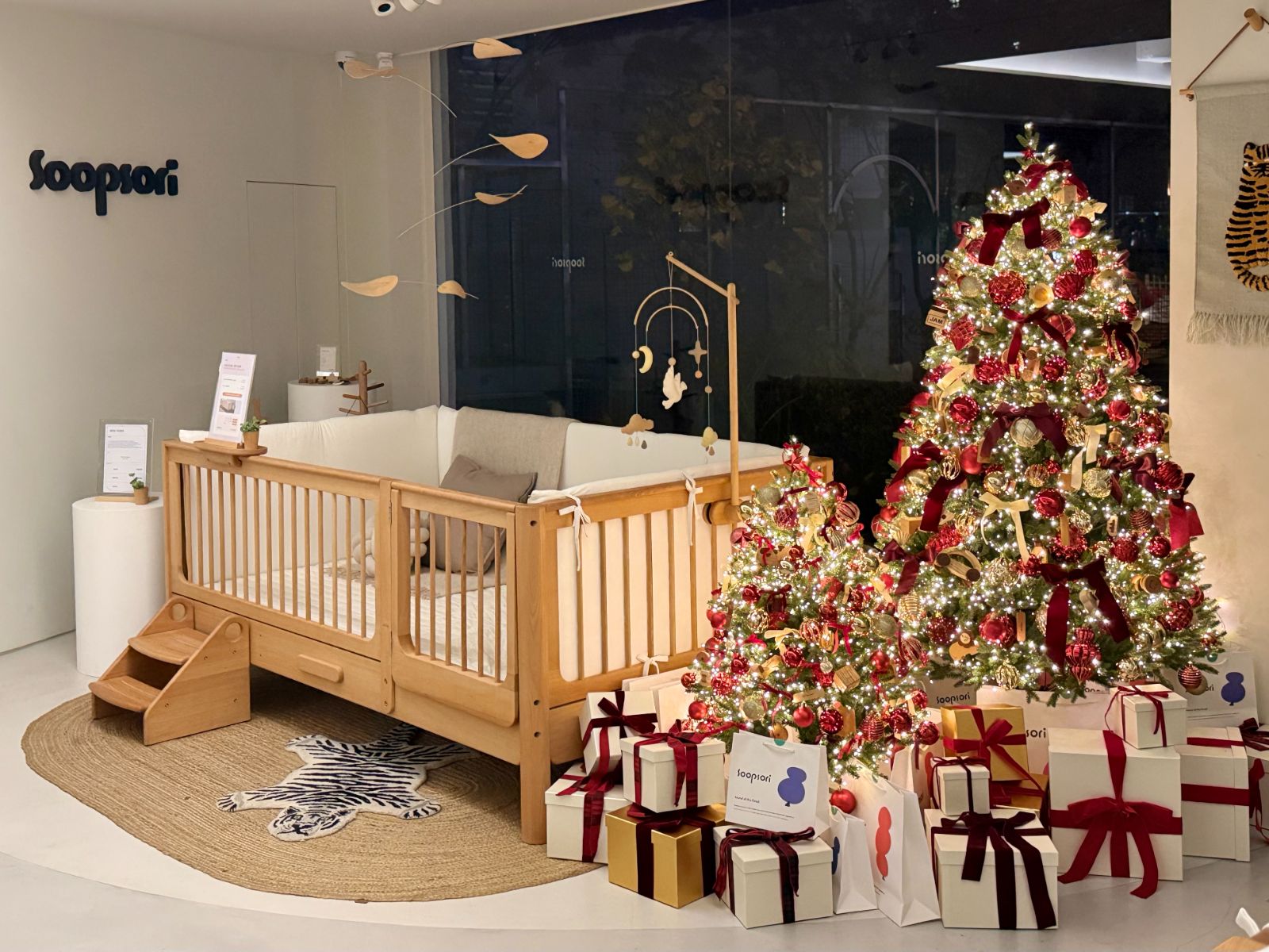 Soopsori 2025 showroom Christmas tree planting